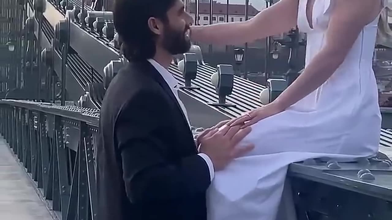 Her future husband was in the background of her old video 😱