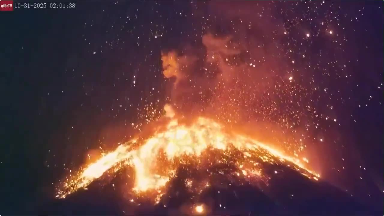 A spectacular eruption lit up Guatemala’s Volcán de Fuego last night.