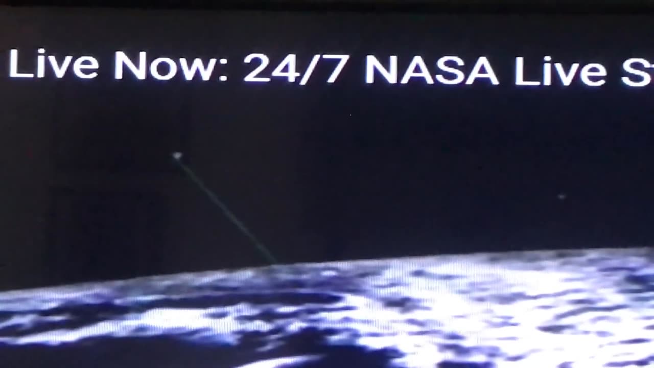 Diffusion en direct de la NASA TV ! J'ai vu un énorme OVNI