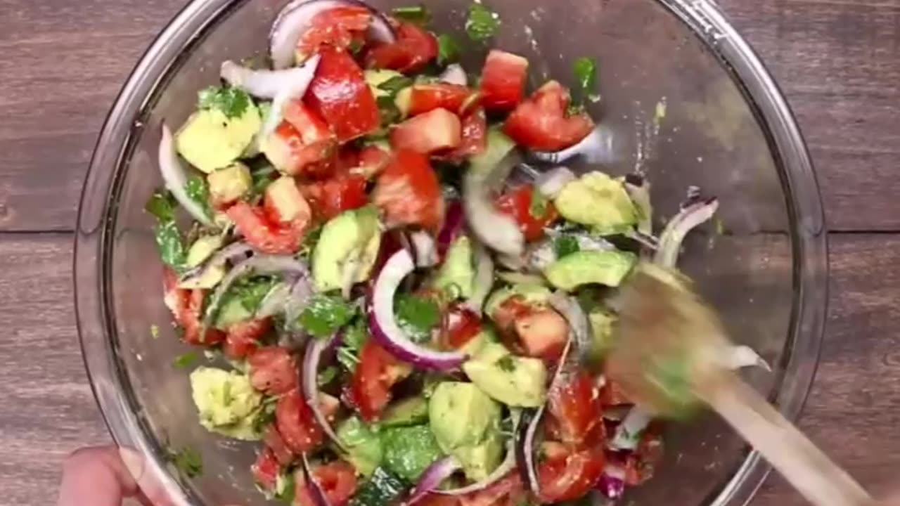 Creamy Avocado Salad – Fresh, Healthy & Delicious! 🥑✨