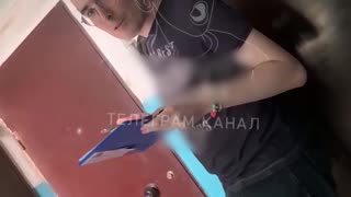 Un ucraniano con uñas pintadas reparte notificaciones de reclutamiento
