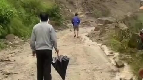 "Huge Rocks Fall From Mountain Onto Road – People Run in Panic!"
