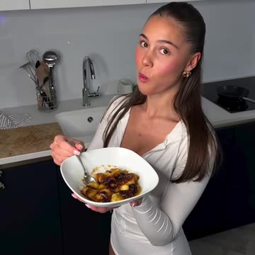 Who doesn’t love a big Caramelised banana pudding is so good .