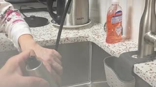 Luodong Fixes His Kitchen Faucet