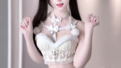 Daily Beauty EP 137 | Flirty Snow White Midriff Top Warm Outfit Change