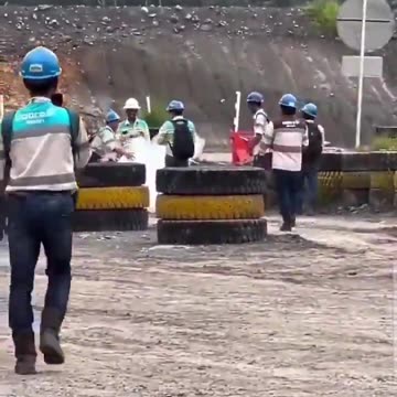 The sky is falling!!! strange cloud falls from the sky in front of road workers🧐