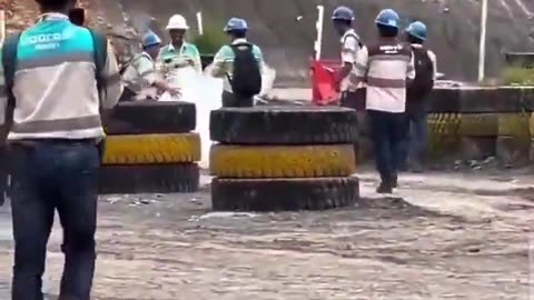 The sky is falling!!! strange cloud falls from the sky in front of road workers🧐
