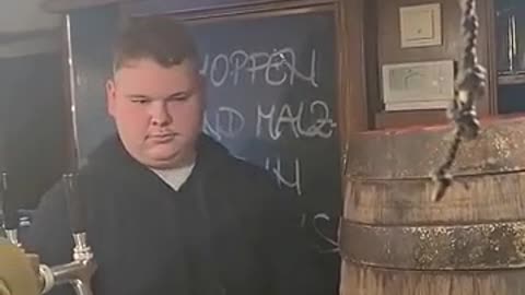 Servindo cerveja no barril de forma tradicional