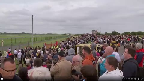 Đám đông lớn đã tụ tập tại Turnberry, Scotland, chờ đợi sự xuất hiện sắp tới của Tổng thống Trump.