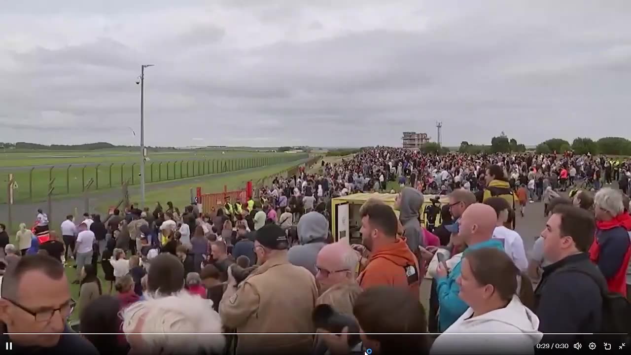 Đám đông lớn đã tụ tập tại Turnberry, Scotland, chờ đợi sự xuất hiện sắp tới của Tổng thống Trump.