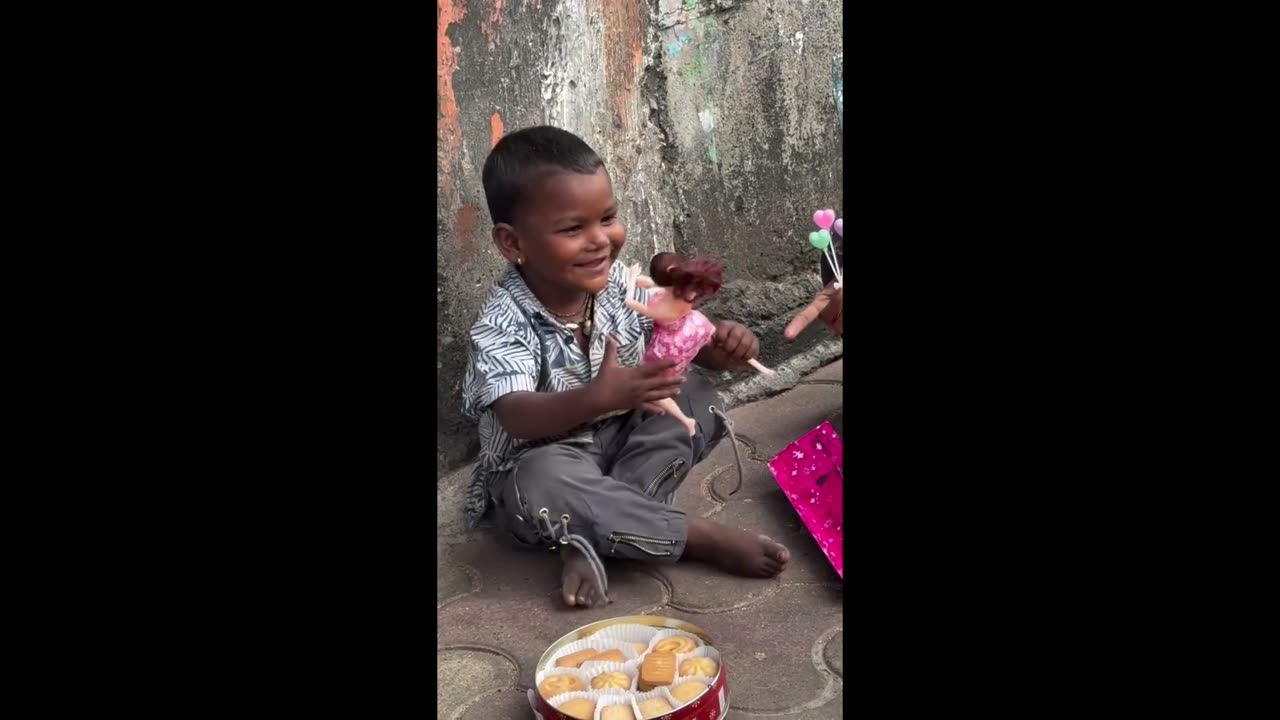 Happiness on the Streets – A Little Girl’s Joy in a Simple Meal