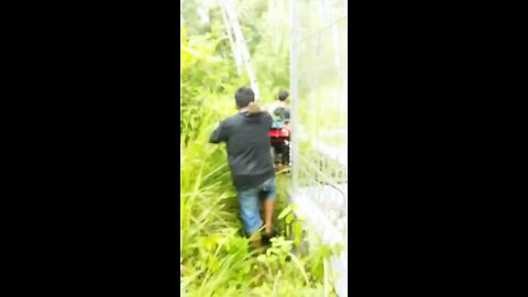 bro dan bre sedang gotong royong tapi malah ada kejadian tak terduga si bre malah terjungkal