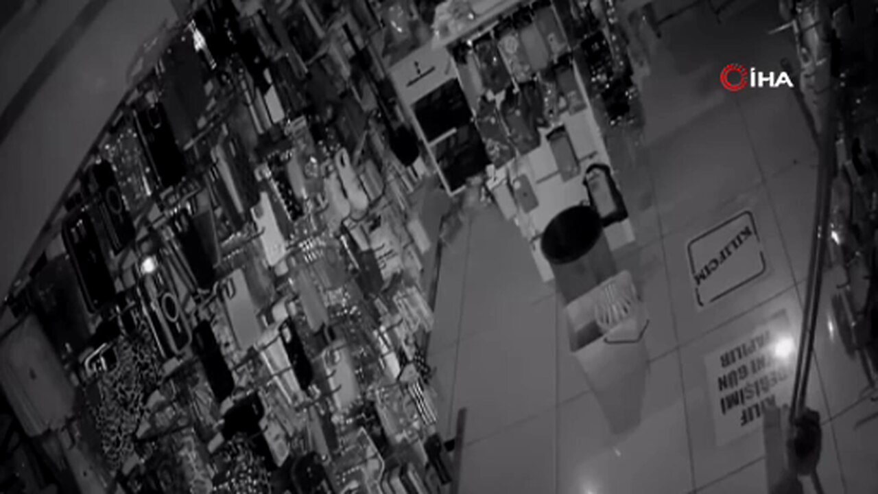 Elazığ'daki deprem oto galerinin kameralarına yansıdı