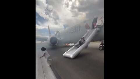 AMERICAN AIRLINES FLIGHT🛄🛃🏃🏃‍♀️✈️🔥🚒📸ABORTS TAKEOFF AS WHEEL CATCHES FIRE🚑🛗🔥✈️🛞🔥💫