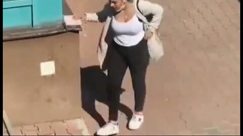 👉 Girl Fixing Dress in the Middle of the Street! 😲 | 14 Sec Viral Video