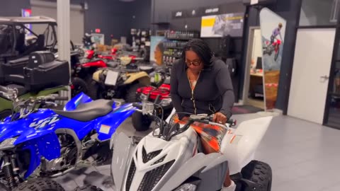 PAPA E SURPRISED MIKE WITH A DIRTBIKE 😱