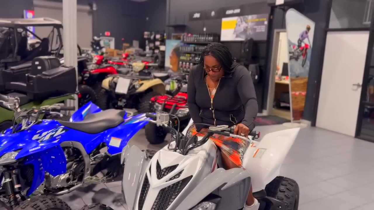 PAPA E SURPRISED MIKE WITH A DIRTBIKE 😱