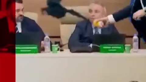 Moment Georgia election chief doused in paint by opposition official.