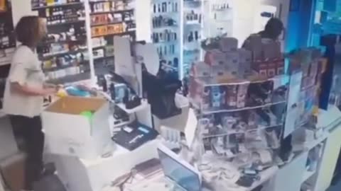 Usual suspect with a knife attempts a robbery in a shop in Florence but owner