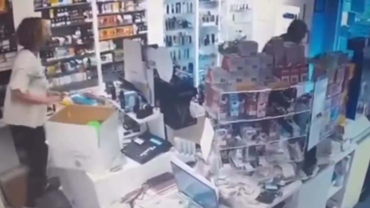 Usual suspect with a knife attempts a robbery in a shop in Florence but owner