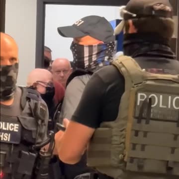 🔥 ICE Raid ERUPTS Into Chaos in Omaha! 70 Arrested, Protesters Attack Vehicles 🚨