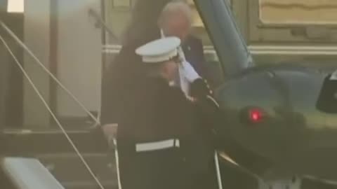 Pour ceux qui sait, vous savez que 117 % DJT parle avec ses mains TOUT LE TEMPS