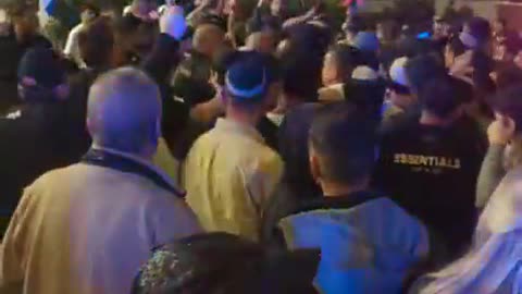 מהומה פרצה לאחר שפעילי ימין מחו נגד טקס זיכרון ישראלי-פלסטיני שהוקרן ברעננה.