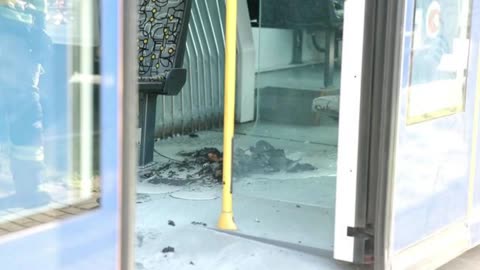 Mann zündet seine Frau in Straßenbahn an