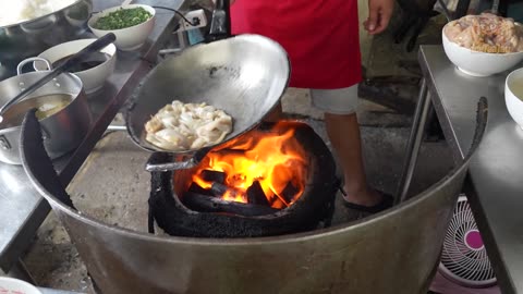 Best Stir Fried Chicken Noodles that Won Michelin Award in Bangkok - Thai Street Food