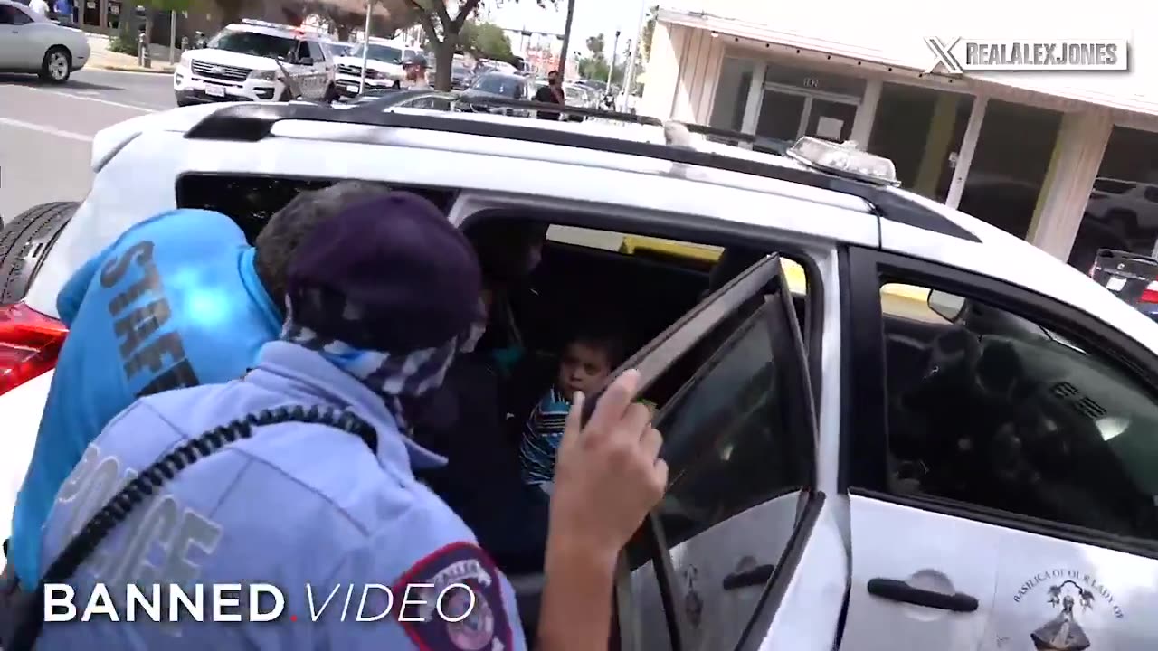 Video: Unaccompanied Children Loaded Into A Trunk Of A Car To Be Disappeared