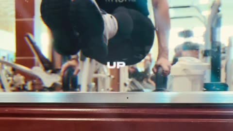 It’s Friday, but Lisa is STILL killing it in the gym — no excuses.