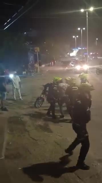 Pelea en El Rodadero deja varios heridos y policía agredido