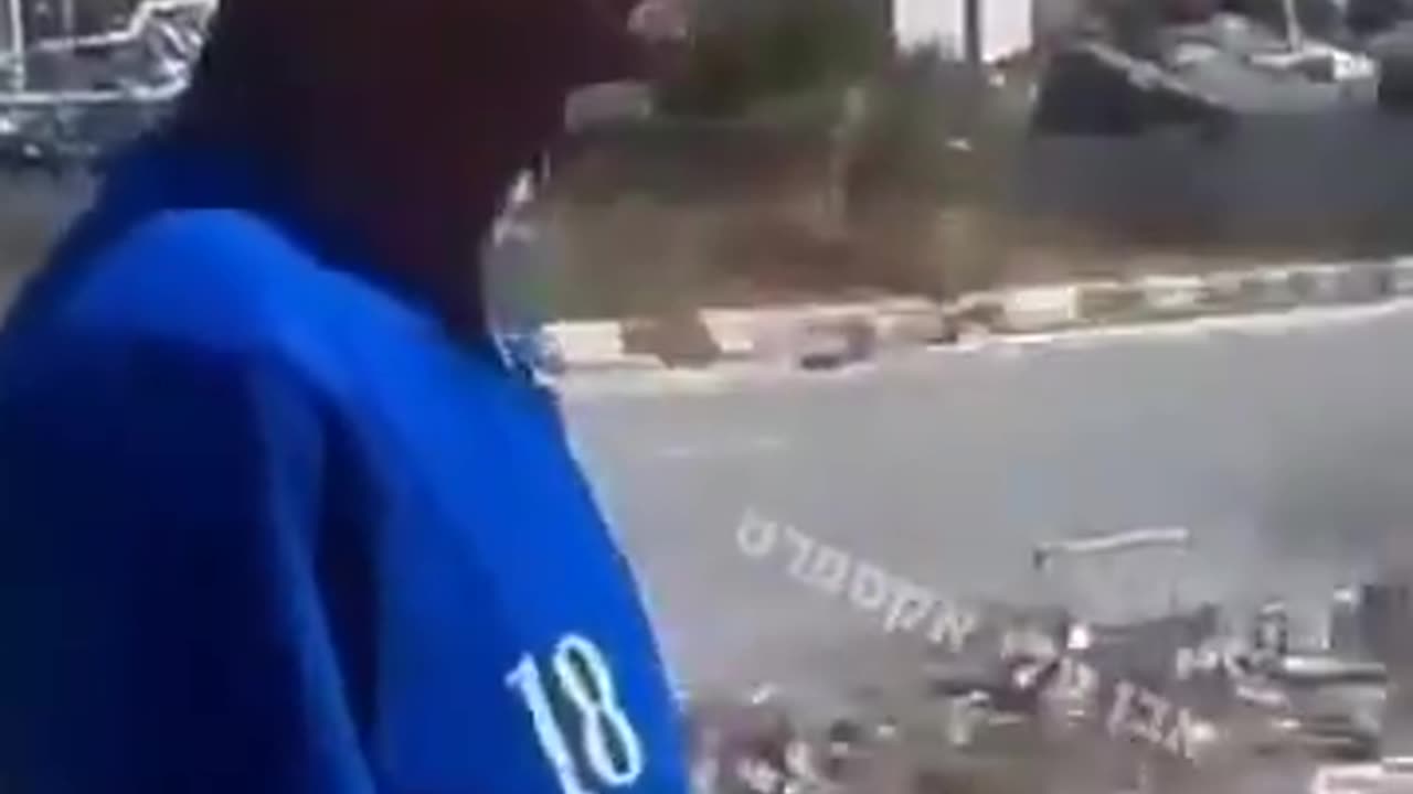 Man praises Trump and the IDF on the way to get food.