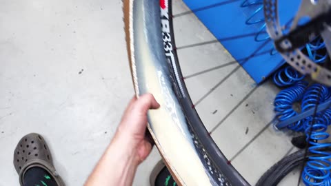 How to fix my bicycle tire from deflating and puncturing. Install tubeless-ready