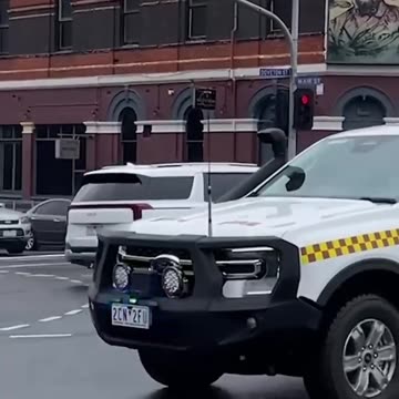 Dramatic scenes in Ballarat as Prime Minister Anthony Albanese's