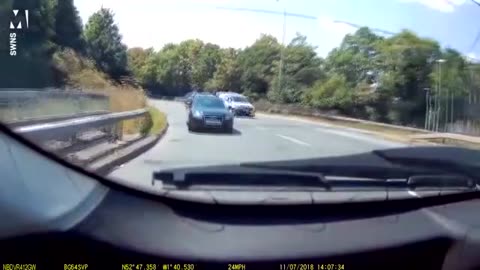 Une camionnette glisse sur une barrière d'un pont