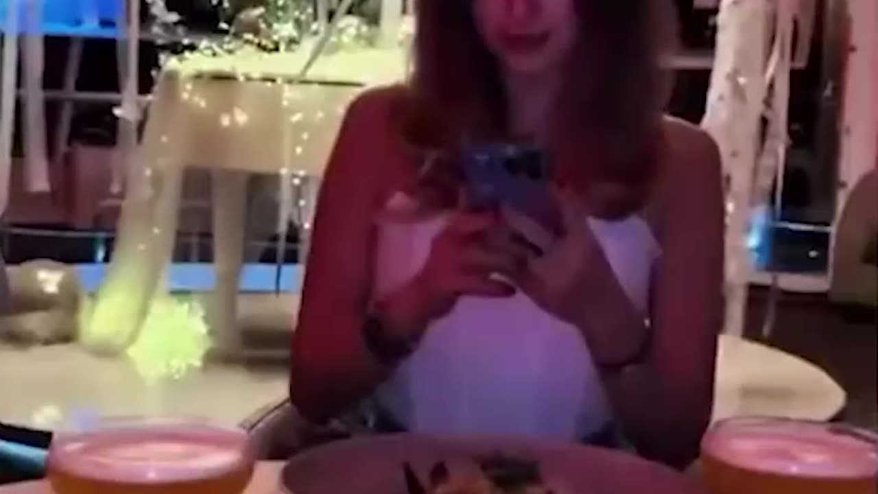 Es mejor no interferir cuando tu novia está tomando fotos de la comida