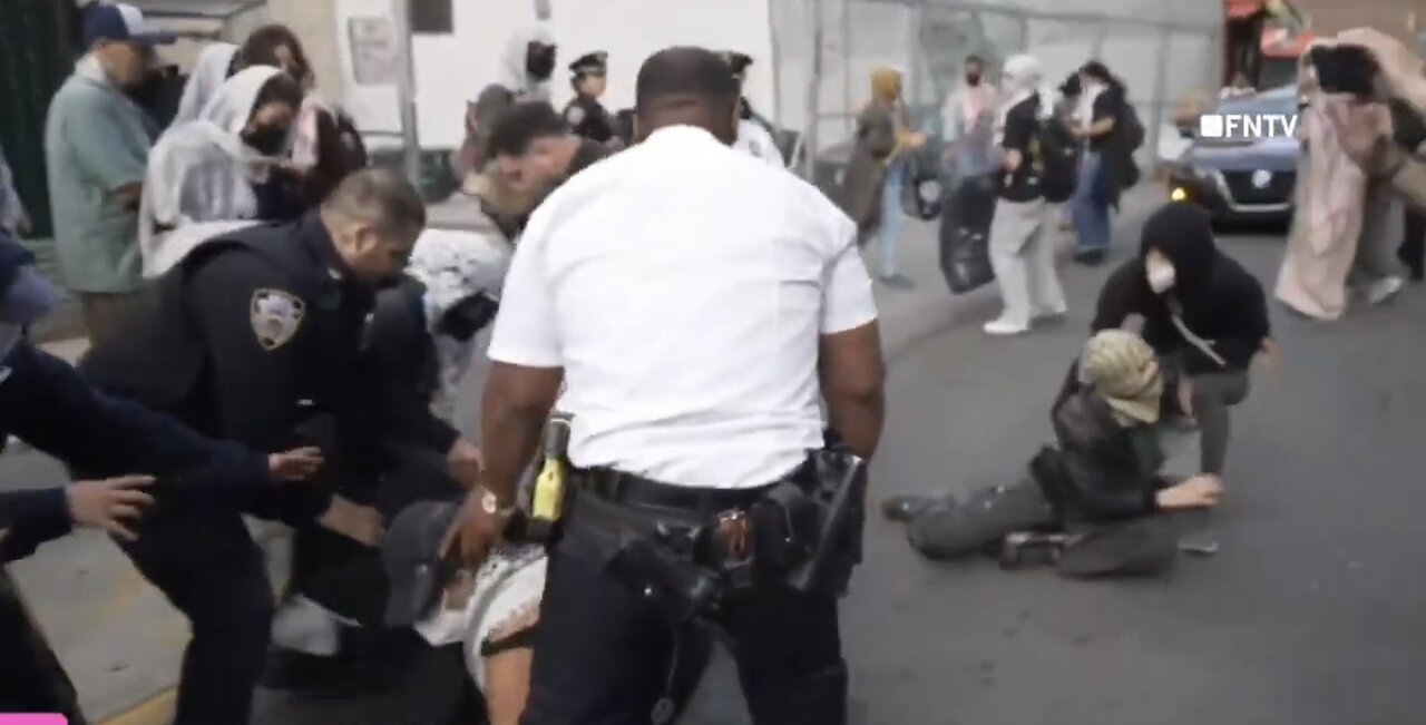 NEW YORK POLICE RAIDS👮‍♂️🛗⛺️🏫👮📷PRO-HAMAS-RIOTERS ENCAMPMENT👮🏻‍♀️🏫🛗👮💫