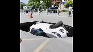 Un coche cae en un socavón en plena carretera