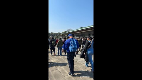 Imperial Palace 皇居 tour with a giant crowd.
