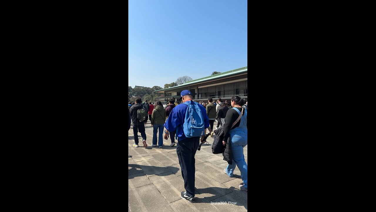 Imperial Palace 皇居 tour with a giant crowd.