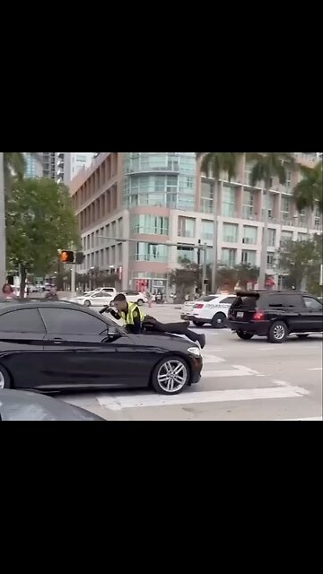 MIAMI POLICE OFFICER TACKLES🏢🚦🛂🚗📸DRIVER BREAKING TRAFFIC LIGHT🚏🚦👮‍♂️🚗💫