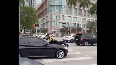 MIAMI POLICE OFFICER TACKLES🏢🚦🛂🚗📸DRIVER BREAKING TRAFFIC LIGHT🚏🚦👮‍♂️🚗💫