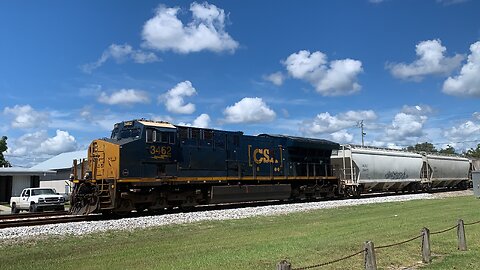 CSX Train 3462 gives an excellent horn salute (short)