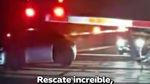 Policías salvan a conductor justo antes de que un tren choque su auto