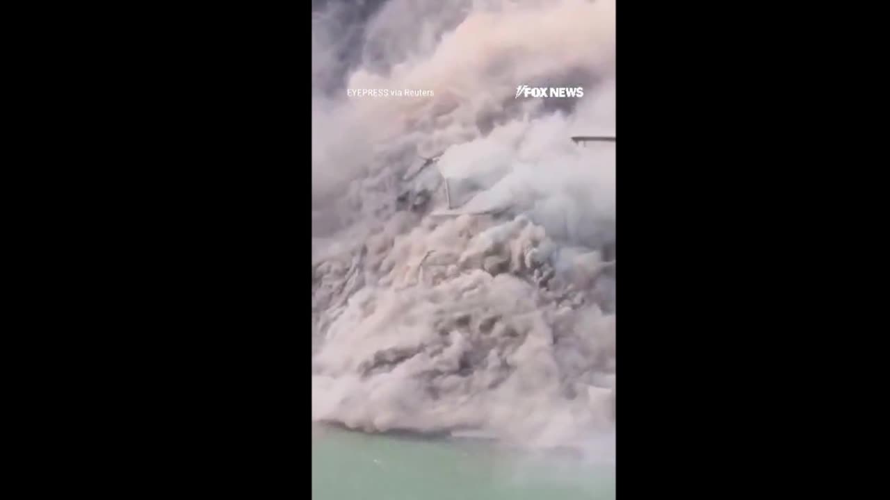 🚨 XEM: Khoảnh khắc thót tim: Một cây cầu KHỔNG LỒ SỤP ở Trung Quốc!