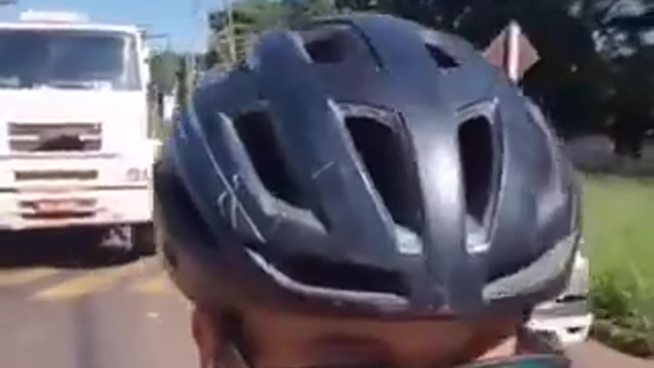 Obnoxious Karen Cyclist Proudly Blocking Traffic Gets Some Satisfying Karma