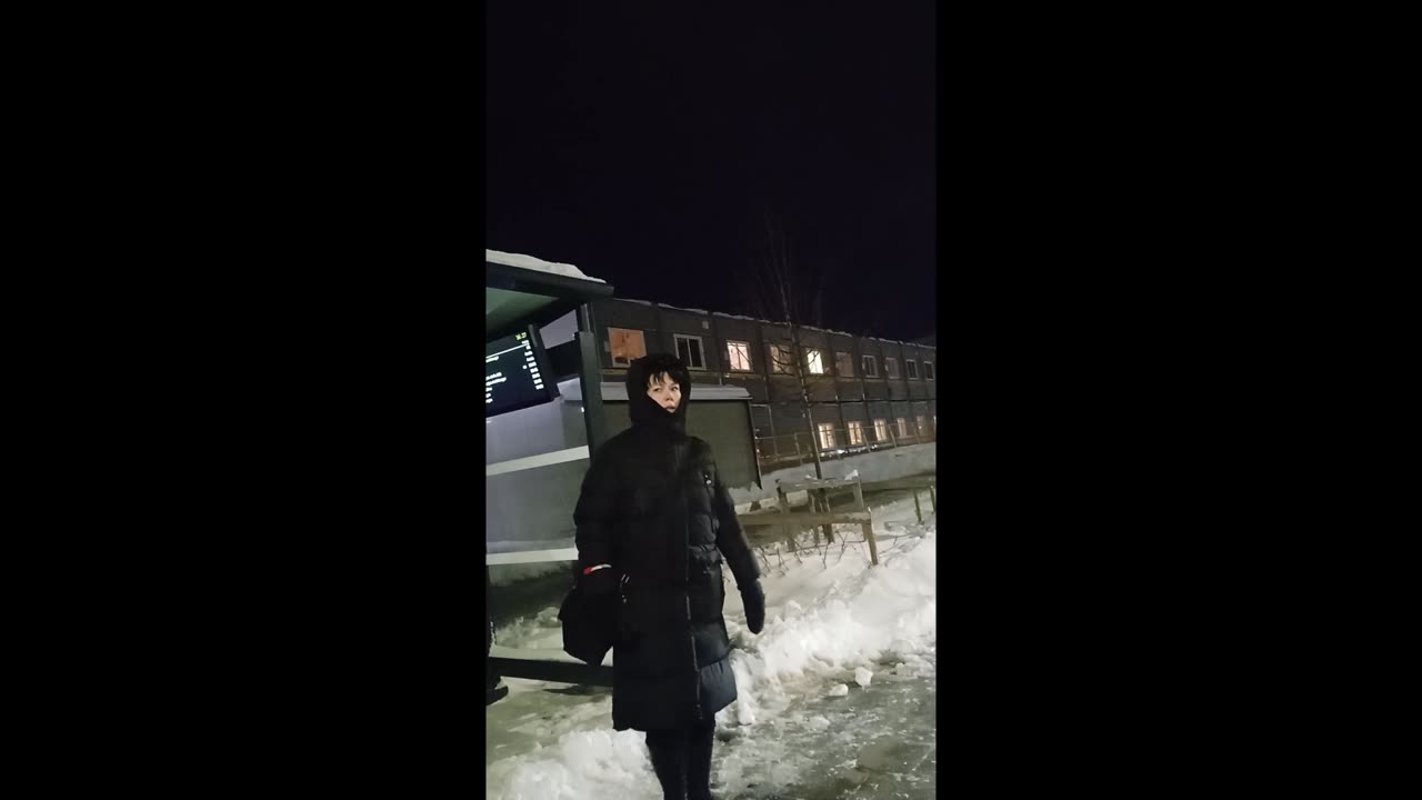 Woman was freezing in the northern frost of -7°C and the wind while waiting for a bus for an hour.