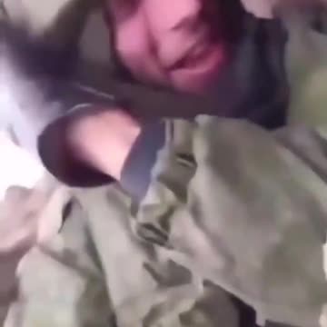 🇷🇺I ceceni ridono mentre la loro trincea viene mitragliata e colpita con mortai...