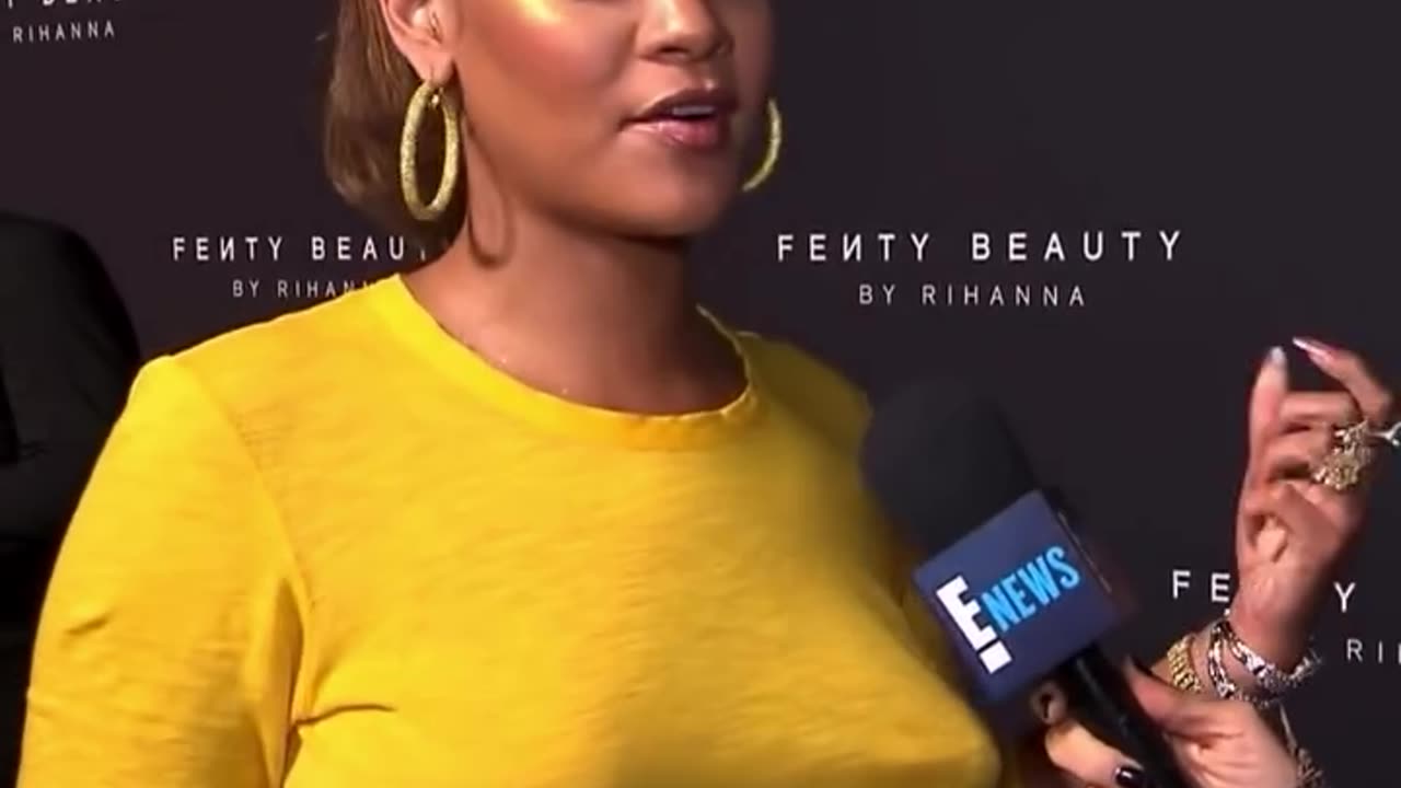 RIHANNA!!! WOWOWWWWW!!! LOOK AT HER BOOBS & NIPPLES!!! SO .....WOW!!!